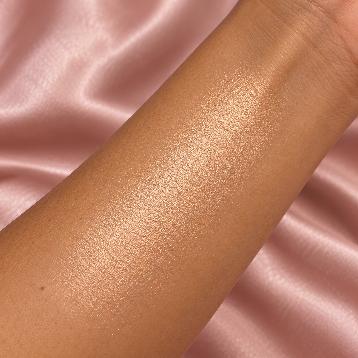 Highlighter Poudre H01375 — texture champagne sur peau, visuel illustratif
