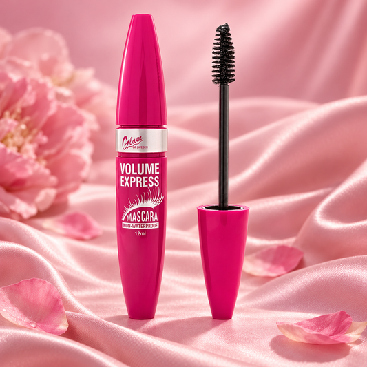 Mascara Volume Express ouvert et brosse sur satin rose