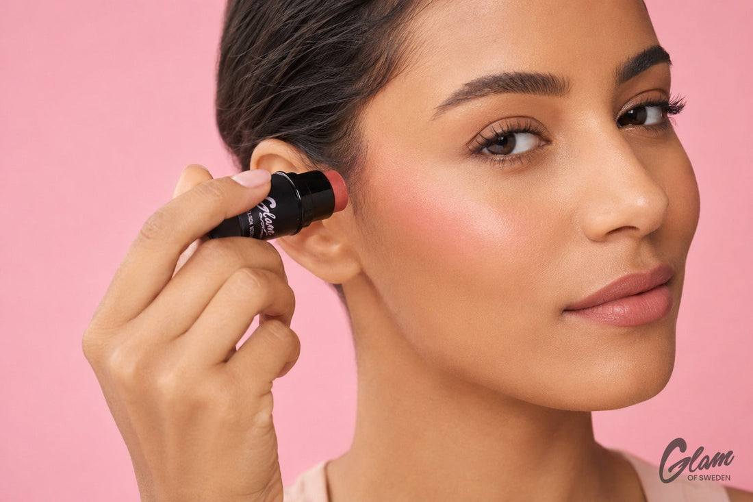 Femme marocaine appliquant un blush stick sur la pommette, effet bonne mine — Glam of Sweden Maroc