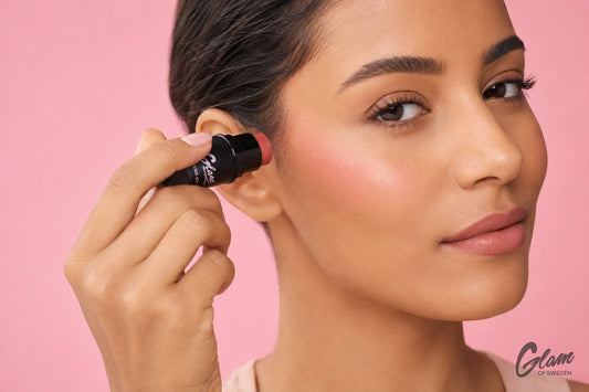Femme marocaine appliquant un blush stick sur la pommette, effet bonne mine — Glam of Sweden Maroc