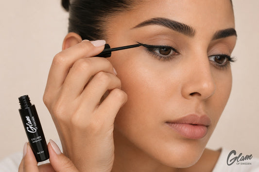Application d'un eyeliner noir précis sur la paupière d'une femme marocaine — Glam of Sweden Maroc