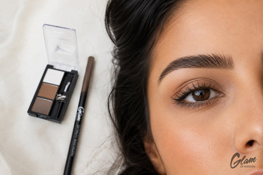 Sourcils structurés d'une femme marocaine avec crayon, poudre et gel sourcils — Glam of Sweden Maroc