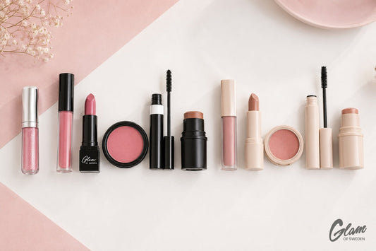 Flat lay comparatif de produits de maquillage, guide d'achat beauté — Glam of Sweden Maroc