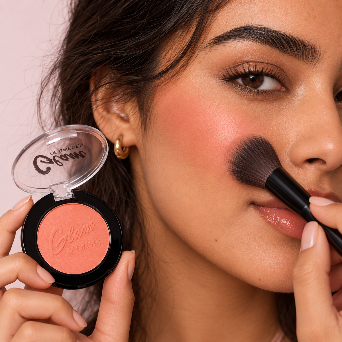Blush Poudre Peach — application sur modèle, visuel illustratif