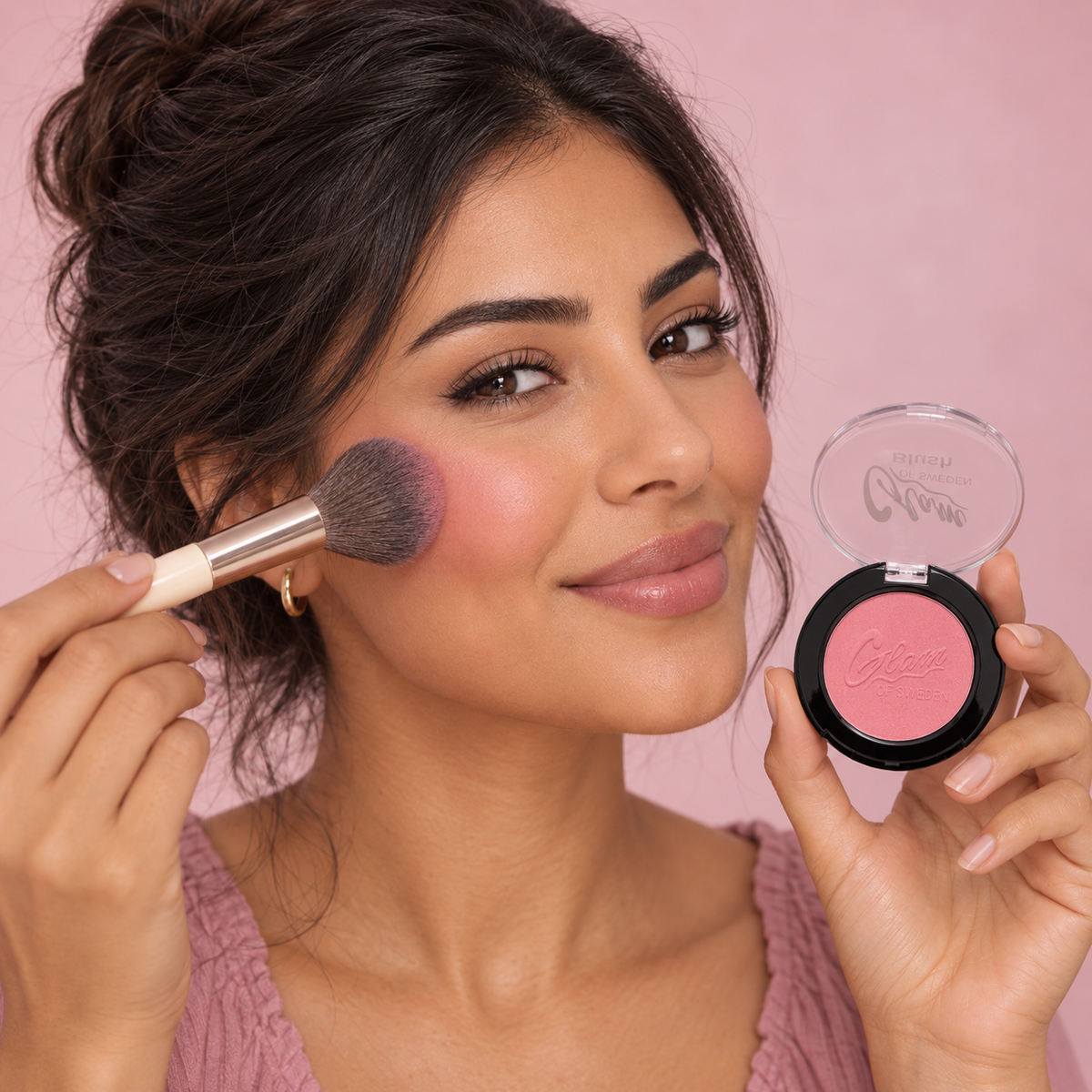 Blush Poudre Raspberry — application sur modèle, visuel illustratif