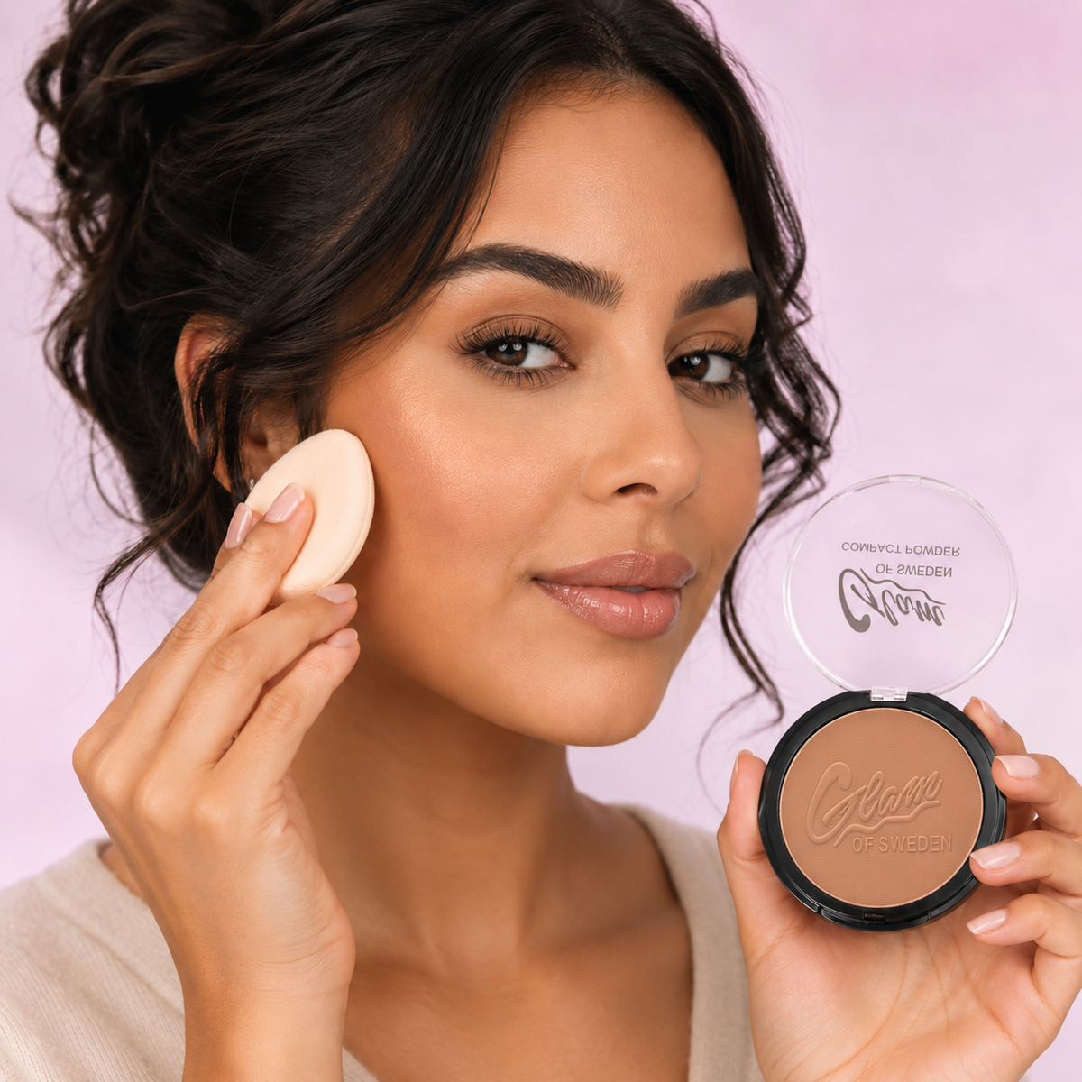 Poudre Compacte Glam of Sweden — illustration teinte 01 avec mannequin
