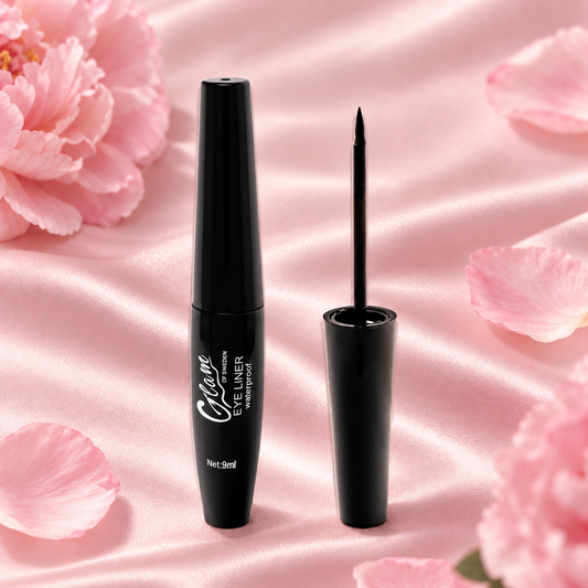 Eyeliner Liquide Waterproof 9 ml Glam of Sweden, flacon et applicateur fin sur satin rose