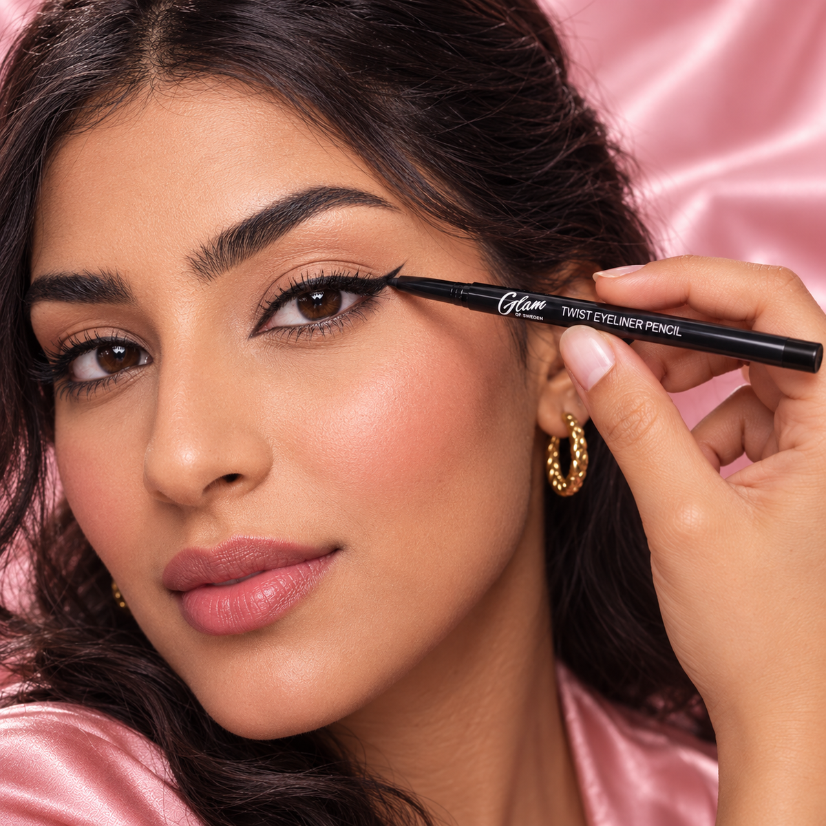 Application de l'Eyeliner Twist Noir
