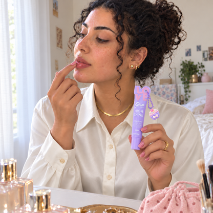 Lipgloss Love Grape — application, chemise ivoire et accessoires dorés