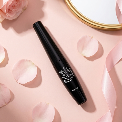 Eyeliner Liquide Waterproof — mise en scène rose avec pétales de rose et miroir doré