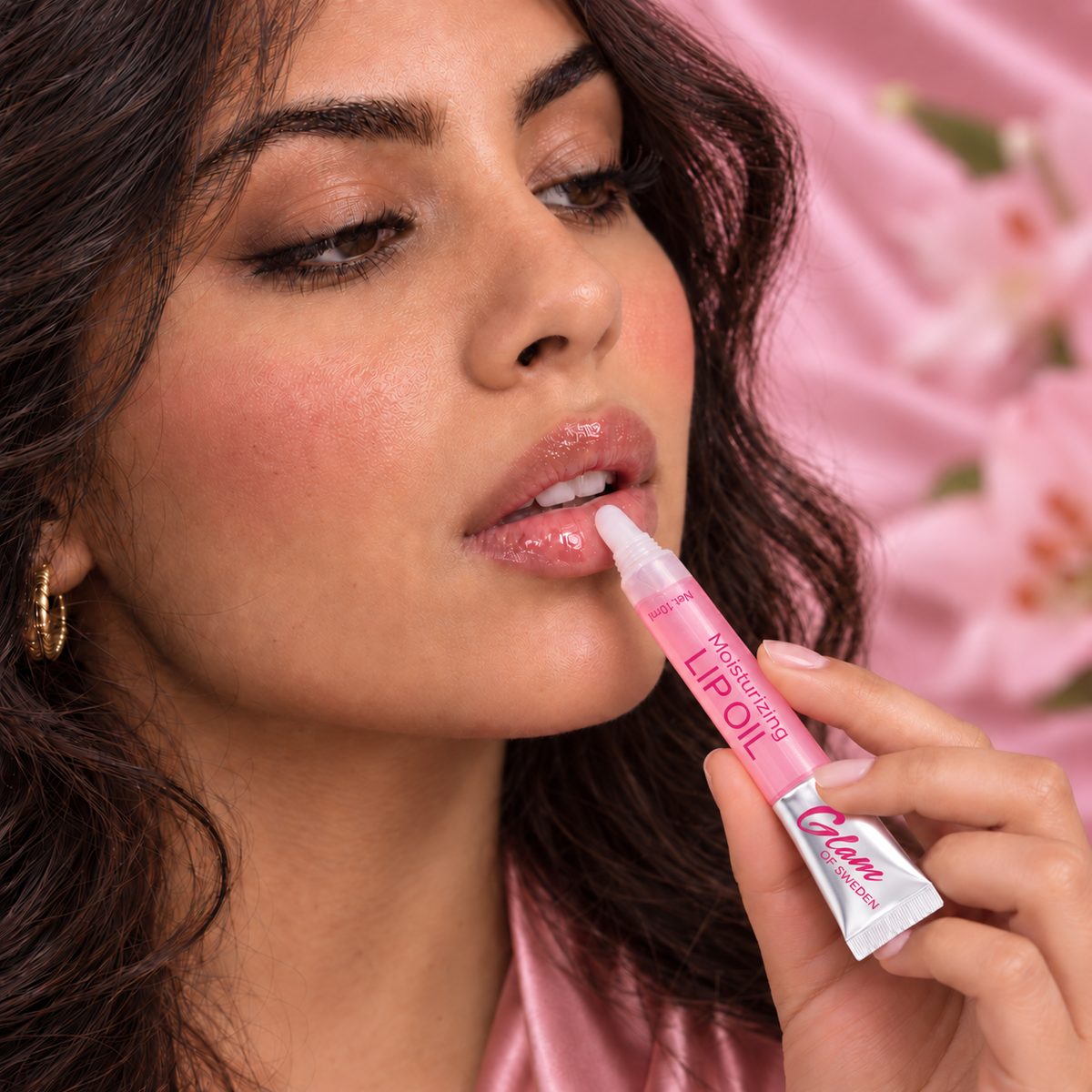 Lip Oil Pink — application sur satin rose, marquage du tube corrigé
