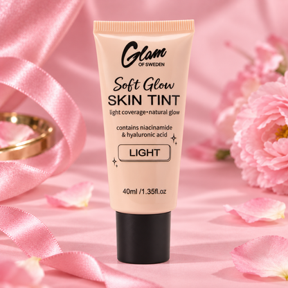 Soft Glow Skin Tint Light 40 ml, visuel sur fond rose